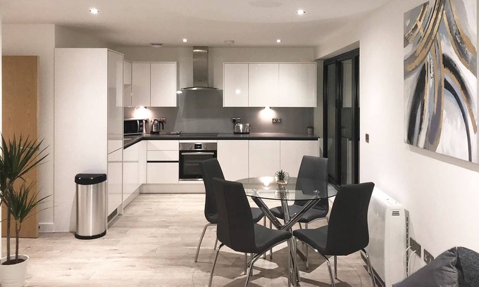 Havering Apartment | Apartment with Balcony at Morland House Apartments