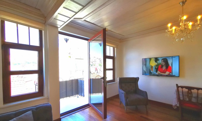 Balat Apartment | Apartment with balcony at balat