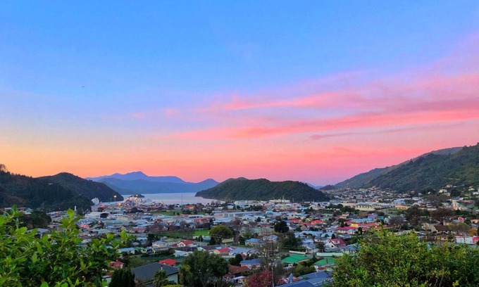 Picton Apartment | Apartment with expansive views