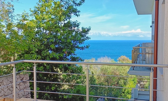 Castro Marina Apartment | Apartment with garden and sea-view terrace from which to admire magical sunrises.
