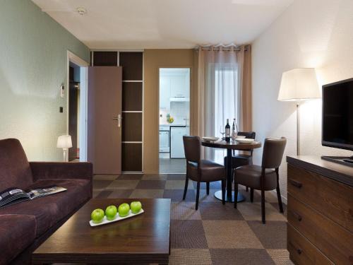 Ferney-Voltaire Apartment | Apartment with pool park view