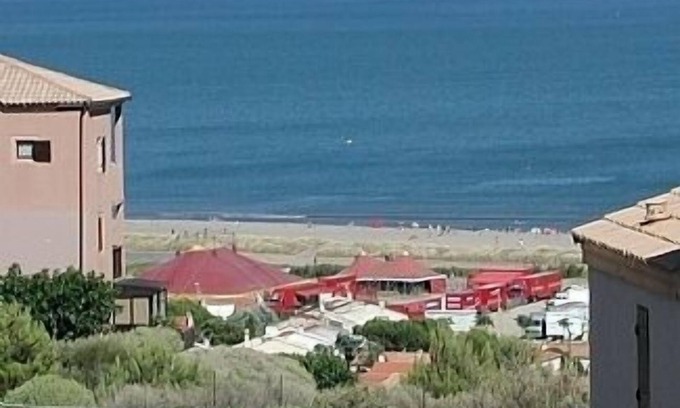 Saint-Pierre-la-Mer Apartment | Apartment with Pool 300 m from the Beach