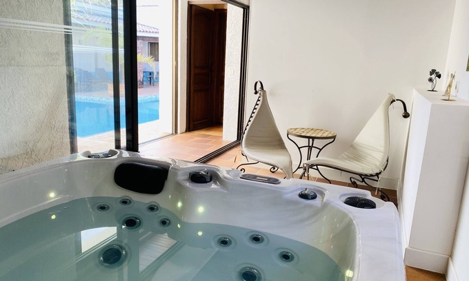 La Crau Apartment | Apartment with pool view and bathtub