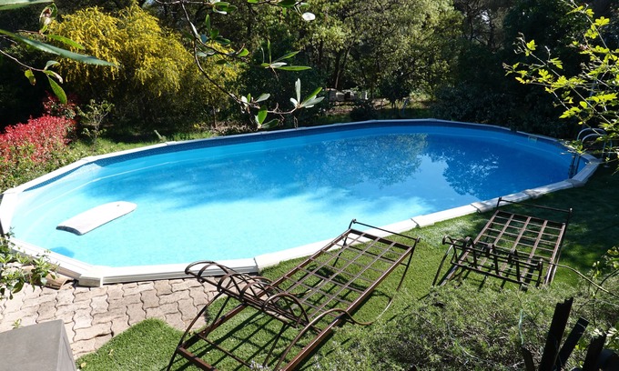 Ollioules House | Apartment with private pool surrounded by vegetation