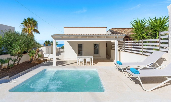 Cornino Apartment | Apartment with small pool and sea 50 meters away