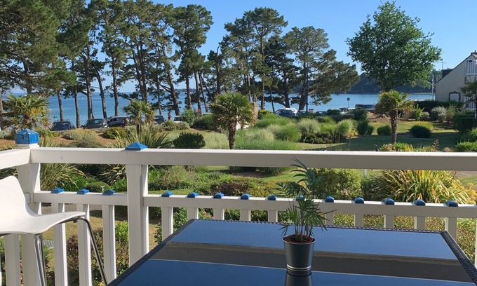 Fouesnant Apartment | Apartment with terrace, sea view, beach 20 metres away, swimming pool and garden!