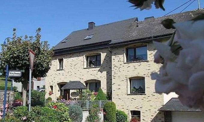 Bereborn Apartment | Apartment 'Zum Hochkelberg' with Mountain View, Private Terrace and Wi-Fi
