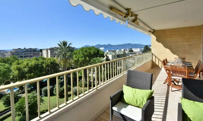 California - Pezou Apartment | Apartments for 4 People
