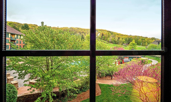Vernon Condo | Appalachian @ Mtn Creek Pool Hot Tubs Sauna Gym Mtn Front #220