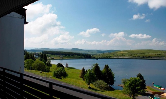 Besse-et-Saint-Anastaise Apartment | Appart 6 pers avec Parking privé, près du Lac et ski - FR-1-814-71
