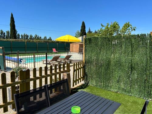 Tarascon Apartment | Appart'Estel 2 pers en campagne avec terrasse et accès piscine