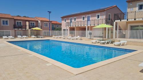 Saint-Mitre-les-Remparts Apartment | Appart'hotel Résidence La Provence