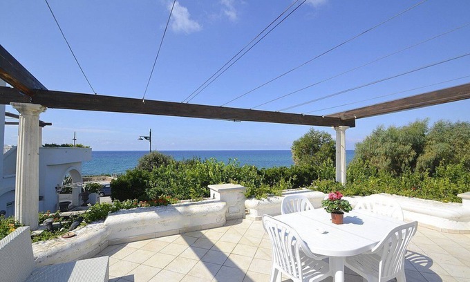 Santa Maria di Castellabate House | Appartamento Apollonia A: A bright and sunny one-story apartment that is part of a villa situated at a short distance from the beach, with Free WI-FI.