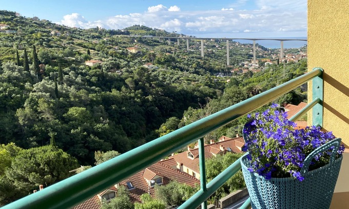 Vallebona Apartment | Appartamento con vista panoramica a 4 km dal mare