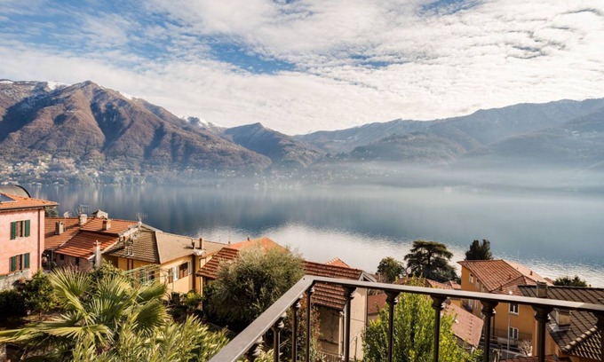Carate Urio Apartment | Appartamento di Design con Balcone e Vista Lago!