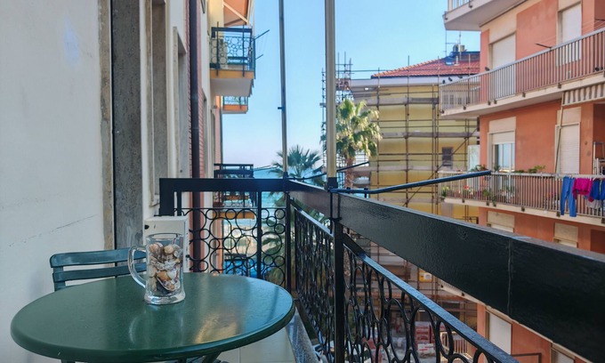 Marina di Andora Apartment | Appartamento sul mare, via Caprera 25