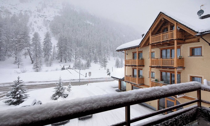 Livigno Apartment | Appartamento Piz Saliente with Mountain View, Wi-Fi, Terrace & Garden