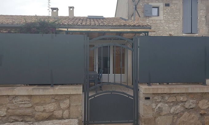 St.-Remy-de-Provence Apartment | Appartement en Rez-de-chaussée Avec une Cour Fermée : Lou Dormidou D'eleno !