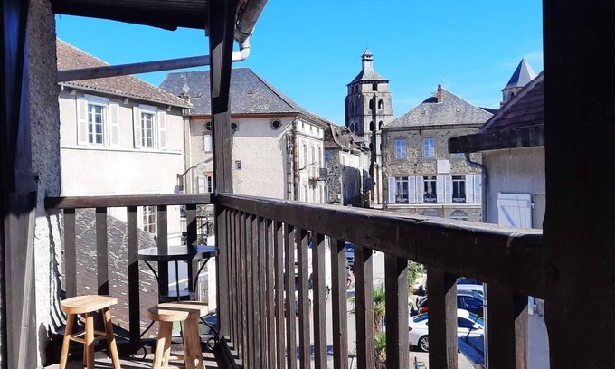 Beaulieu-sur-Dordogne Apartment | Appartement , Centre de Beaulieu sur Dordogne, Avec Balcon Privé