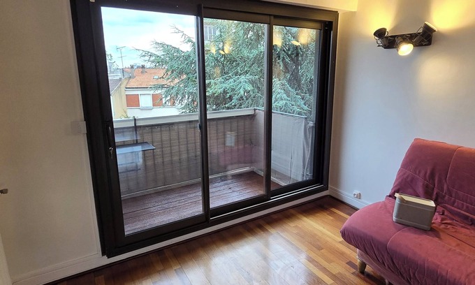 Romainville Apartment | Appartement 45 M2 à 300m du Métro Avec Large Balcon et Très Grande TV 75 Pouces