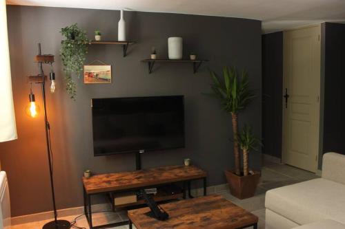 Fontaine-de-Vaucluse Apartment | Appartement avec vue sur la Sorgue