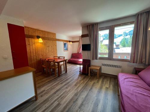 Plagne 1800 Apartment | Appartement calme à Plagne 1800 - 5 pers, balcon, vue pistes, animaux acceptés, parking inclus - FR-1-351-42