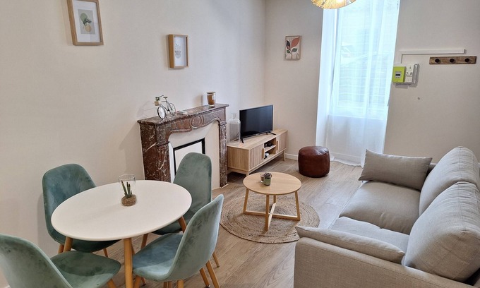 Malaucene Apartment | Appartement Centre-ville Avec Cour Privative. Au Pied du Ventoux !