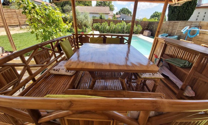 Sainte-Tulle Apartment | Appartement Chaleureux Calme Jardin Piscine