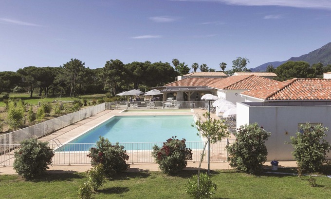 Poggio-Mezzana Apartment | Appartement Climatisé Près de la Plage 2 Piscines