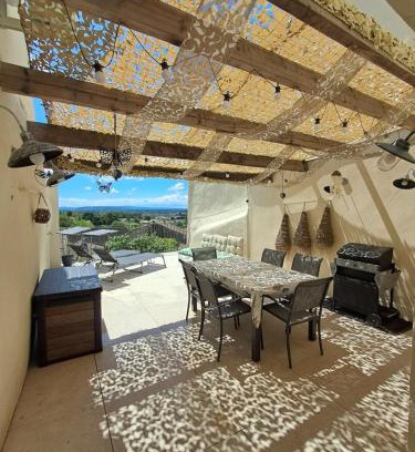 Lagnes Apartment | Appartement climatisé avec terrasse et vue sur le Luberon