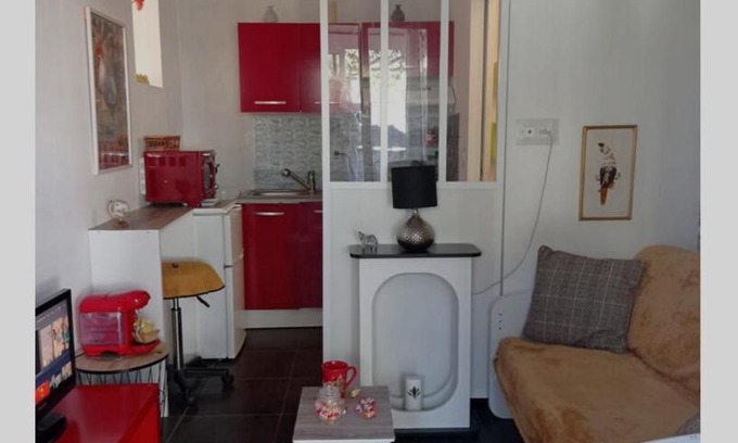 Pessac Apartment | appartement cosy à 200 du tram B chambre séparée Petite véranda lumineuse donnant sur jardinet