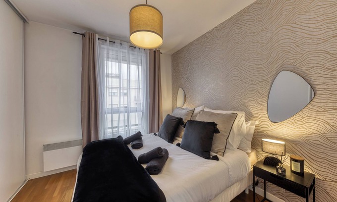 Asnieres-sur-Seine Apartment | Appartement 4 Personnes - Parking - Métro + Gare - Ascenseur