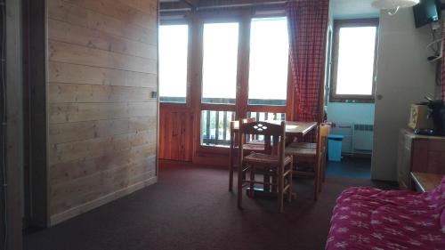 Montchavin Apartment | Appartement 5 personnes une chambre proche pistes balcon vue montagne Draps et serviettes non fournis Ménage à réaliser par le locataire
