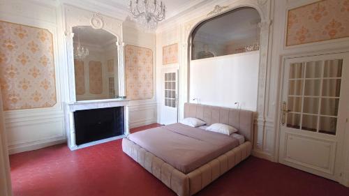 Beziers City Centre Apartment | Appartement Haussmannien face aux halles