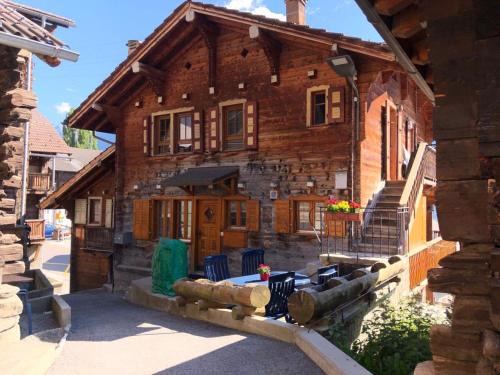 Saint-Martin Apartment | Appartement "Le Ver Luisant" à Saint-Martin, Val d'Hérens, Valais