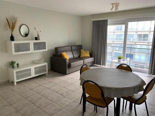 Westende Apartment | Appartement met aparte slaaphoek, garage en balkon