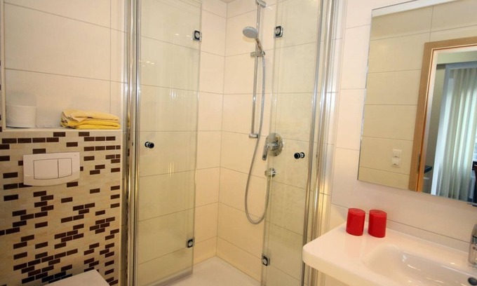 Bad Pyrmont Apartment | Appartement mit Balkon, Dusche, WC, Kat. 2/1 Raum - Ferienwohnungen Café Schneidewind Kirchstraße