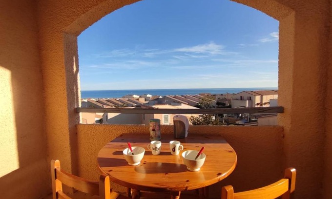 Saint-Pierre-la-Mer Apartment | Appartement T2 cabine vue mer - Saint Pierre la Mer 4MED97