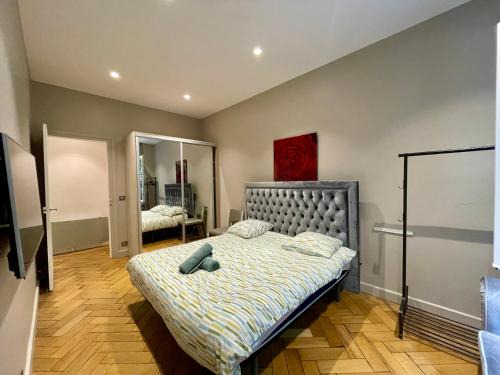 Champs-Elysees Apartment | Appartement Tour Eiffel Montaigne