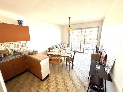 Port-la-Nouvelle Apartment | Appartement traversant, proche plage, 2 balcons, pets ok, ménage inclus, jusqu’à 8 pers, Port-la-Nouvelle - FR-1-229C-94