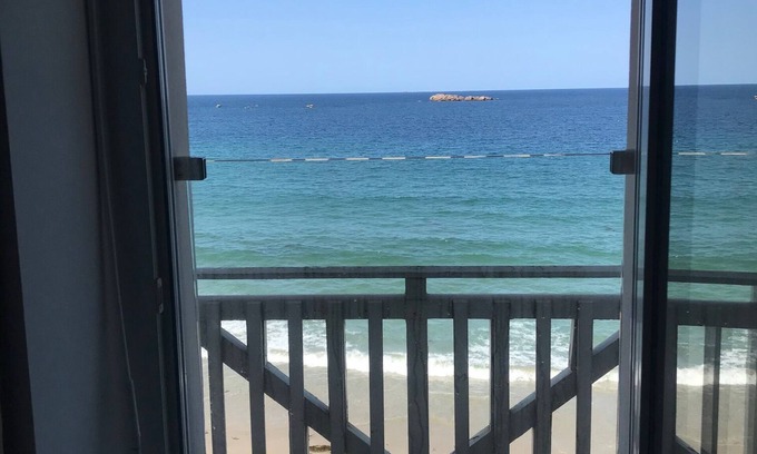 Plougasnou Apartment | Appartement vue Directe sur la Plage de Primel Trégastel