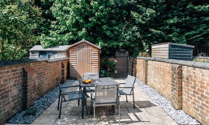 Henley House | Apple Blossom - From 125 Per Night