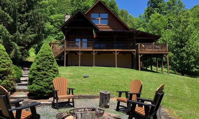 Boone Cabin | Apple Cove - hot tub, wood burning fireplace, pet friendly