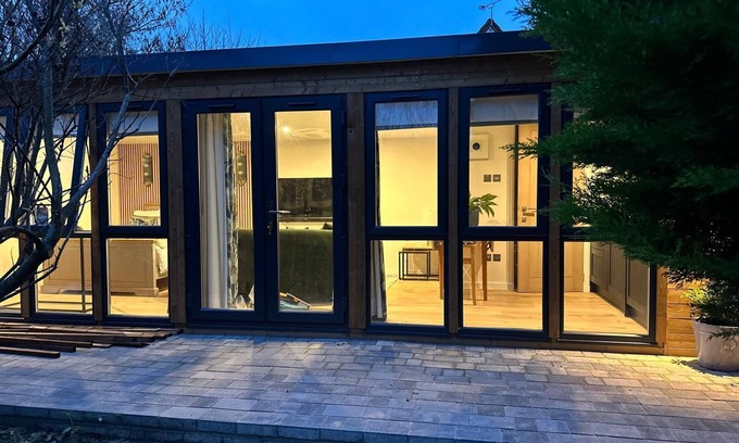 Taunton Apartment | Apple-tree lodge in secure gated garden