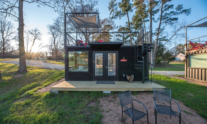 Willis House | Applewood: 2 mins to Lake Conroe! Rooftop deck, Heated Pool, Fire Pit