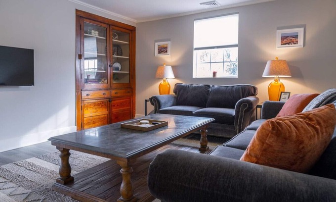 Knoxville Condo | Apt C · ✧Knoxville Historical Hideaway✧ Volunteer Suite