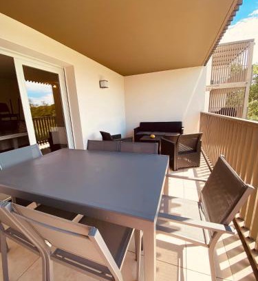 Vias Apartment | Apt clim 4 p clim avec piscine et parking 400 m plages- V0775