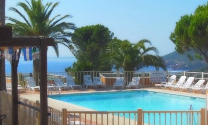 Theoule-Superieur Apartment | Apt F2 Magnificent enclosed landscaped area with sea and Estérel view, large swimming pool, ping po