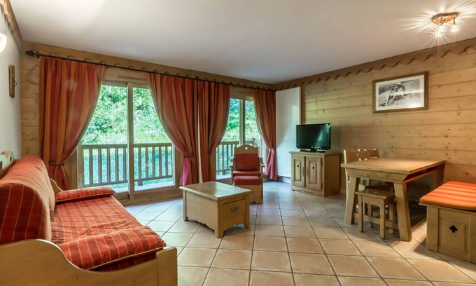 Saint-Martin-de-Belleville Apartment | Apt for 6 with pool, spa, parking, pets allowed