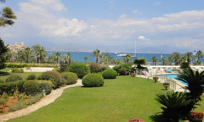 Cap-d'Antibes Apartment | APT in Cap d'Antibes near beach, restaurants & shops